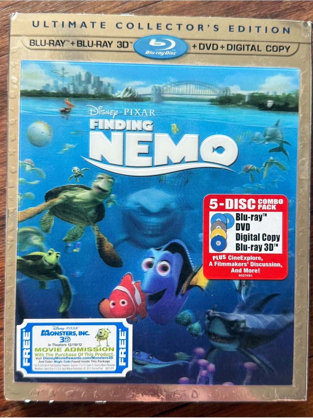 Disney Finding Nemo 5-Disc 3D Combo Pack Blue and Yellow Back Cover